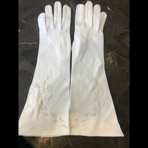 Darling white opera gloves with faux pearl…